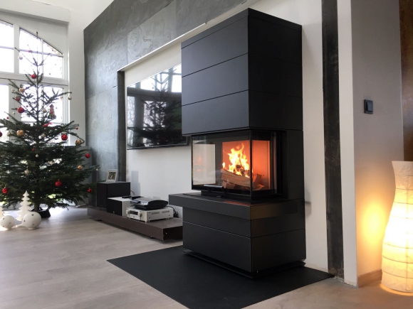 CARA C 03 plech - designový akumulační krb s výsuvnými dvířky